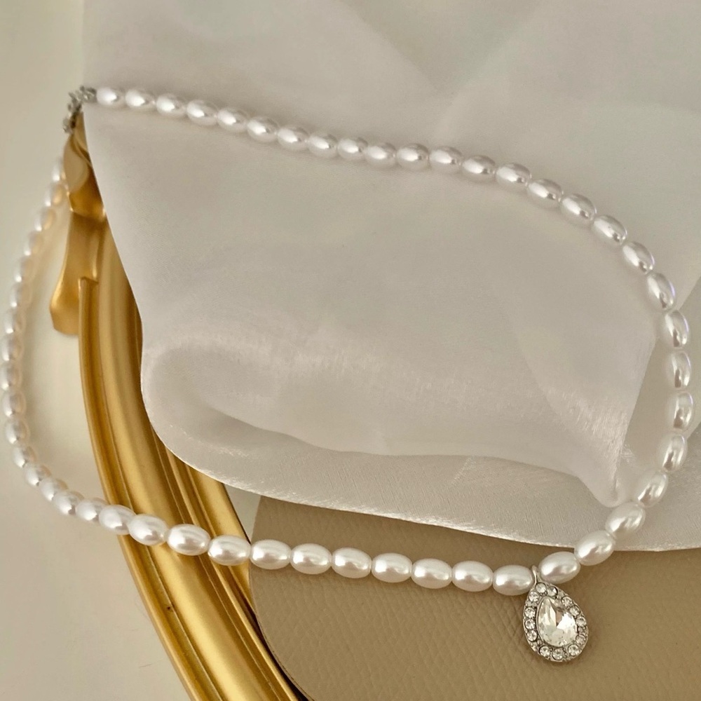 Elegant Pearl Necklace with Teardrop Pendant